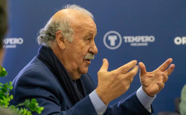 Del Bosque durante su exposición. 