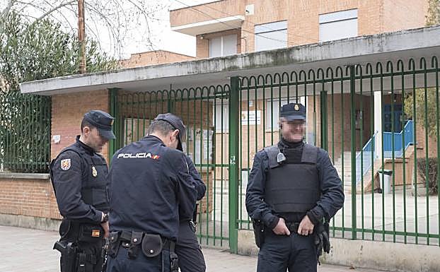 Permanece en la UVI y «estable» la niña que cayó desde la ventana de un colegio de Valladolid