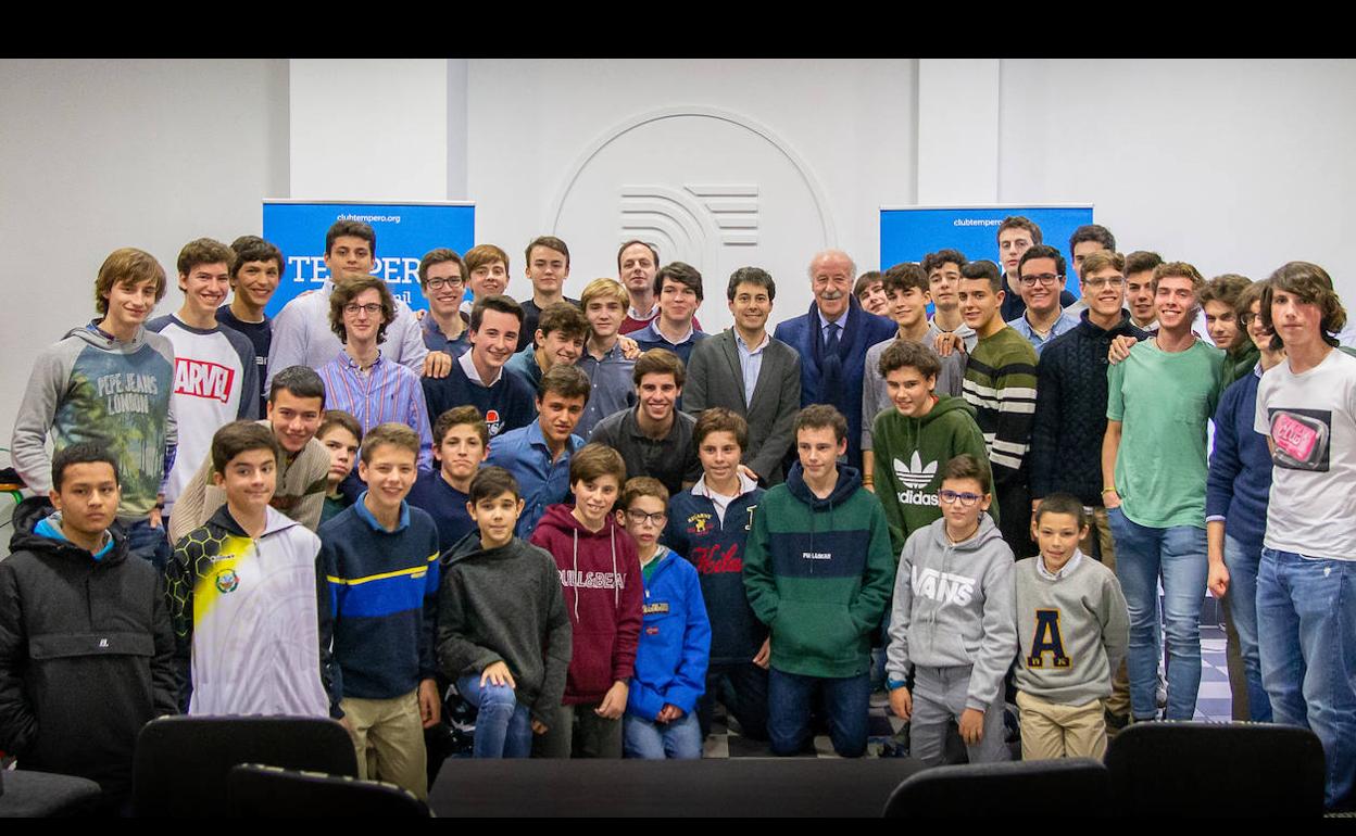 Participantes del programa Orpheo posan junto al exseleccionador Vicente del Bosque. 