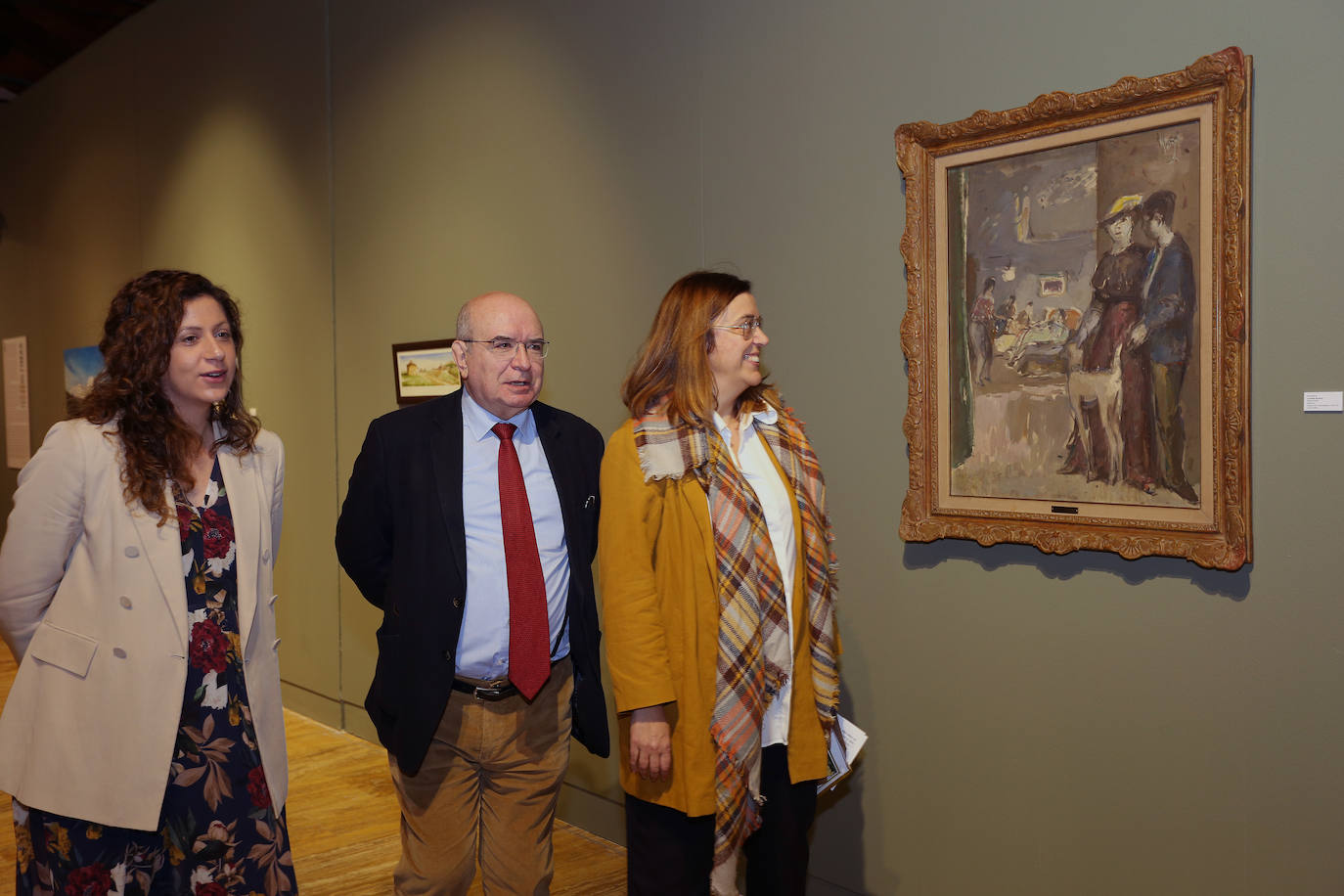 La presidenta de la Diputación de Palencia, Ángeles Armisén (D); junto a la diputada de Cultura, Carolina Valbuena (I); y al jefe de servicio de Cultura, Rafael Martinez, inaugura la exposición pictórica 'Últimas', con las obras de arte cedidas a la institución provincial.