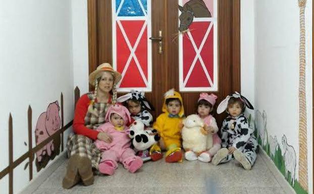 Niños vestidos de carnaval en una guardería. 