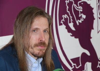 Imagen secundaria 1 - Varios momentos de la rueda de prensa. 