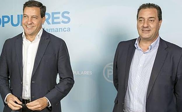 Raúl de la Hoz, portavoz del PP en la Cortes, y Salvador Cruz, parlamentario responsable de los asuntos de Hacienda.