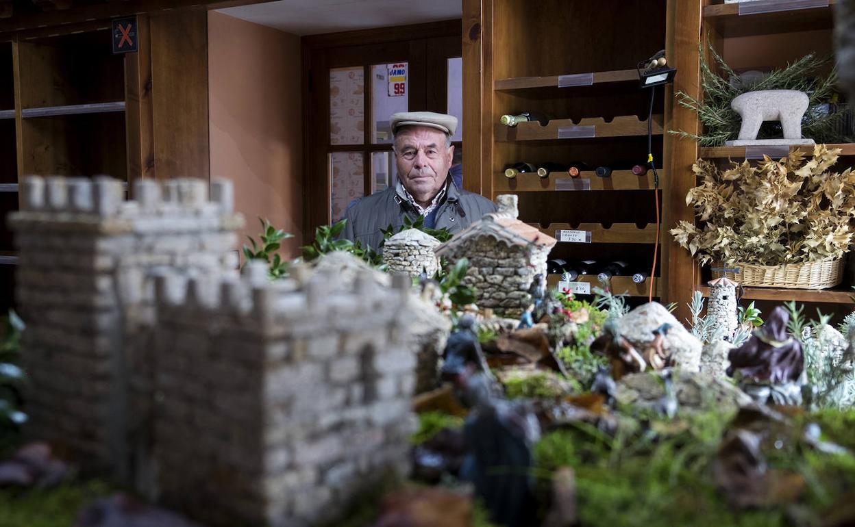 Julio Calderón, junto algunas de sus creaciones en piedra