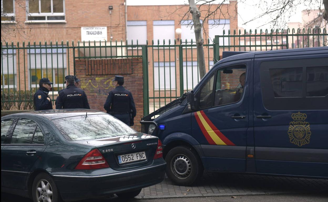 Furgón policial frente al colegio Entre Ríos, el pasado viernes. 