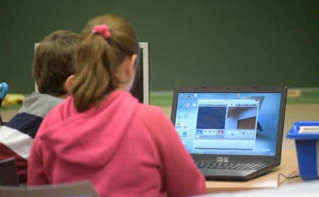 Una niña participa en una actividad extraescolar. 