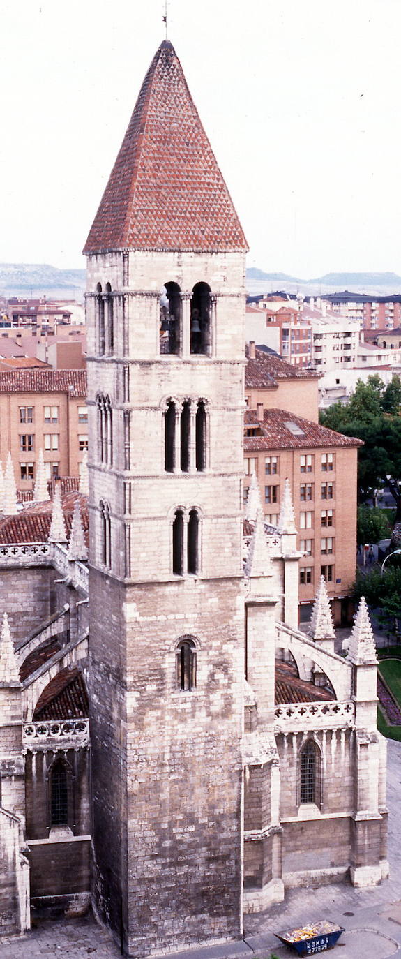 Torre de la iglesia de La Antigua.