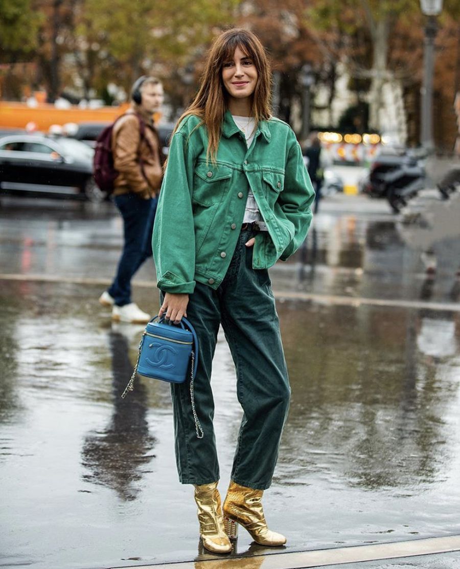 La española Gala González prefiere apostar por el color verde en este tejido. Además, incluye el botín dorado y el bolso de la firma francesa Chanel, en un azul vibrante, para marcar esa diferencia que tanto la caracteriza.