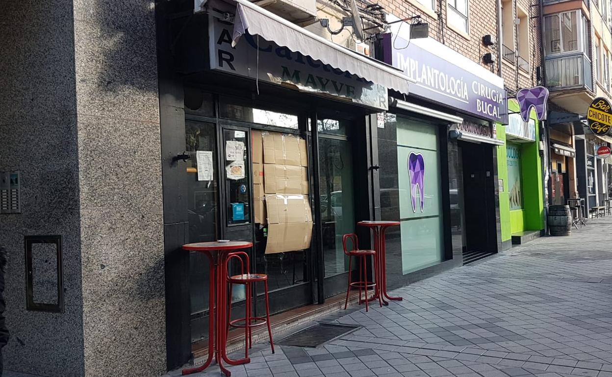 Estado en el que ha quedado la puerta del Bar Mayve, en la calle Puente Colgante de Valladolid.