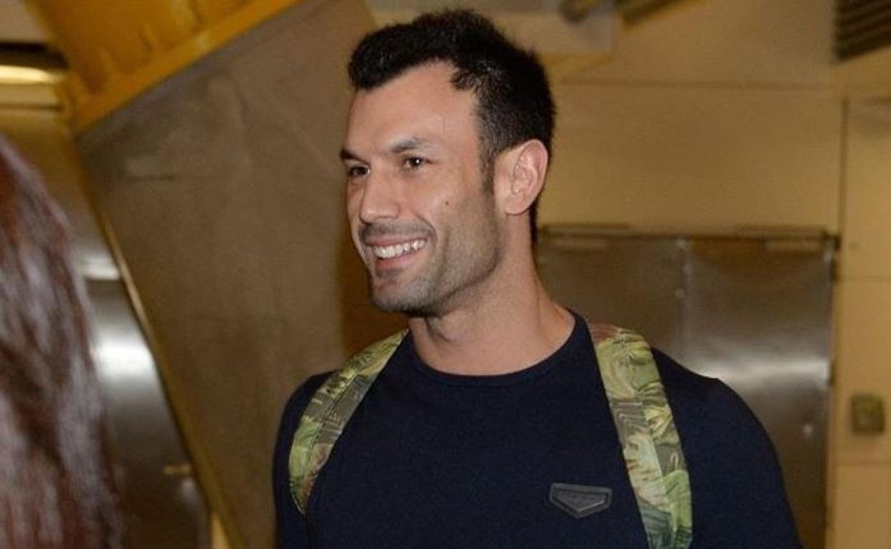 Jorge Pérez, en el aeropuerto antes de volar hacia Honduras. 