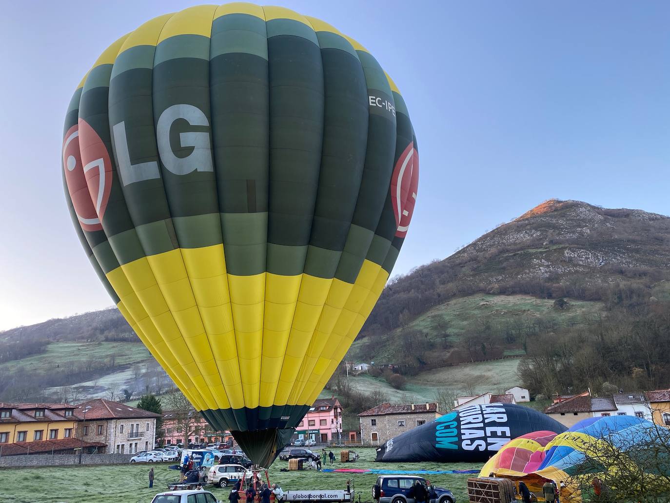 La travesía en globo sobre los Picos de Europa dejó este miércoles unas imágenes espectaculares. Una decena de participantes, procedentes de distintos puntos de España, participaron en esta prueba que se volvía a celebrar después de treinta años. 