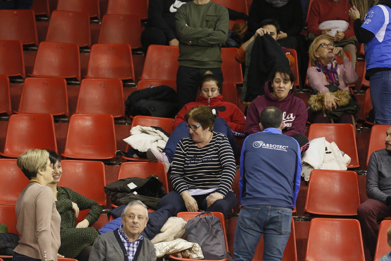 Fotos: Búscate en la grada del partido de balonmano entre Recoletas Atlético Valladolid y ABANCA Ademar León