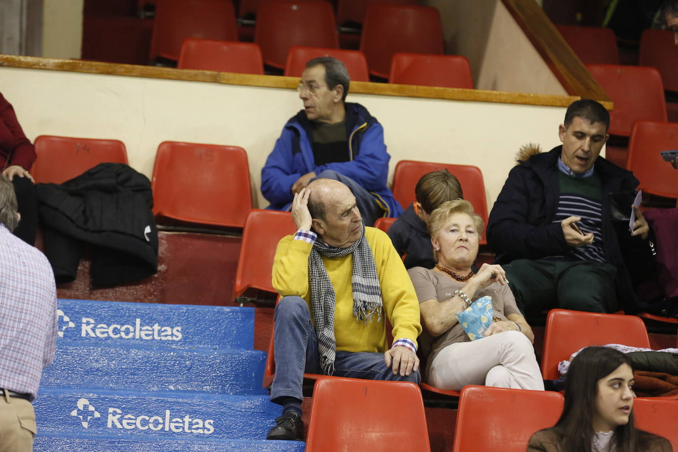 Fotos: Búscate en la grada del partido de balonmano entre Recoletas Atlético Valladolid y ABANCA Ademar León