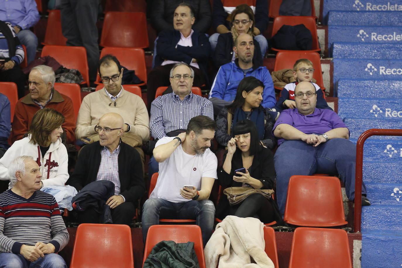 Fotos: Búscate en la grada del partido de balonmano entre Recoletas Atlético Valladolid y ABANCA Ademar León