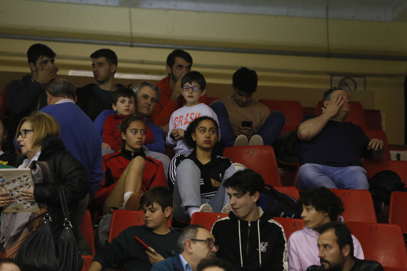 Fotos: Búscate en la grada del partido de balonmano entre Recoletas Atlético Valladolid y ABANCA Ademar León