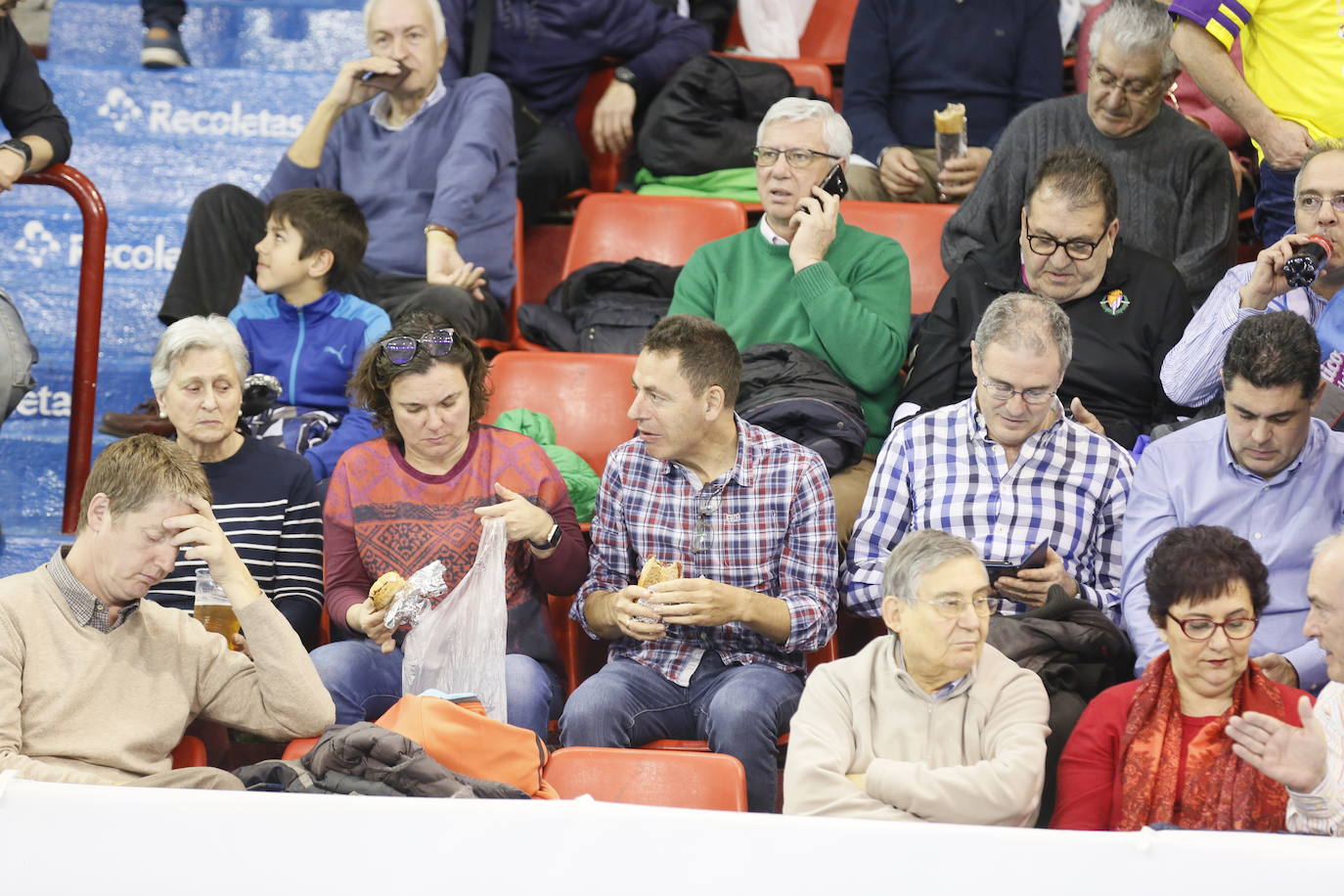 Fotos: Búscate en la grada del partido de balonmano entre Recoletas Atlético Valladolid y ABANCA Ademar León