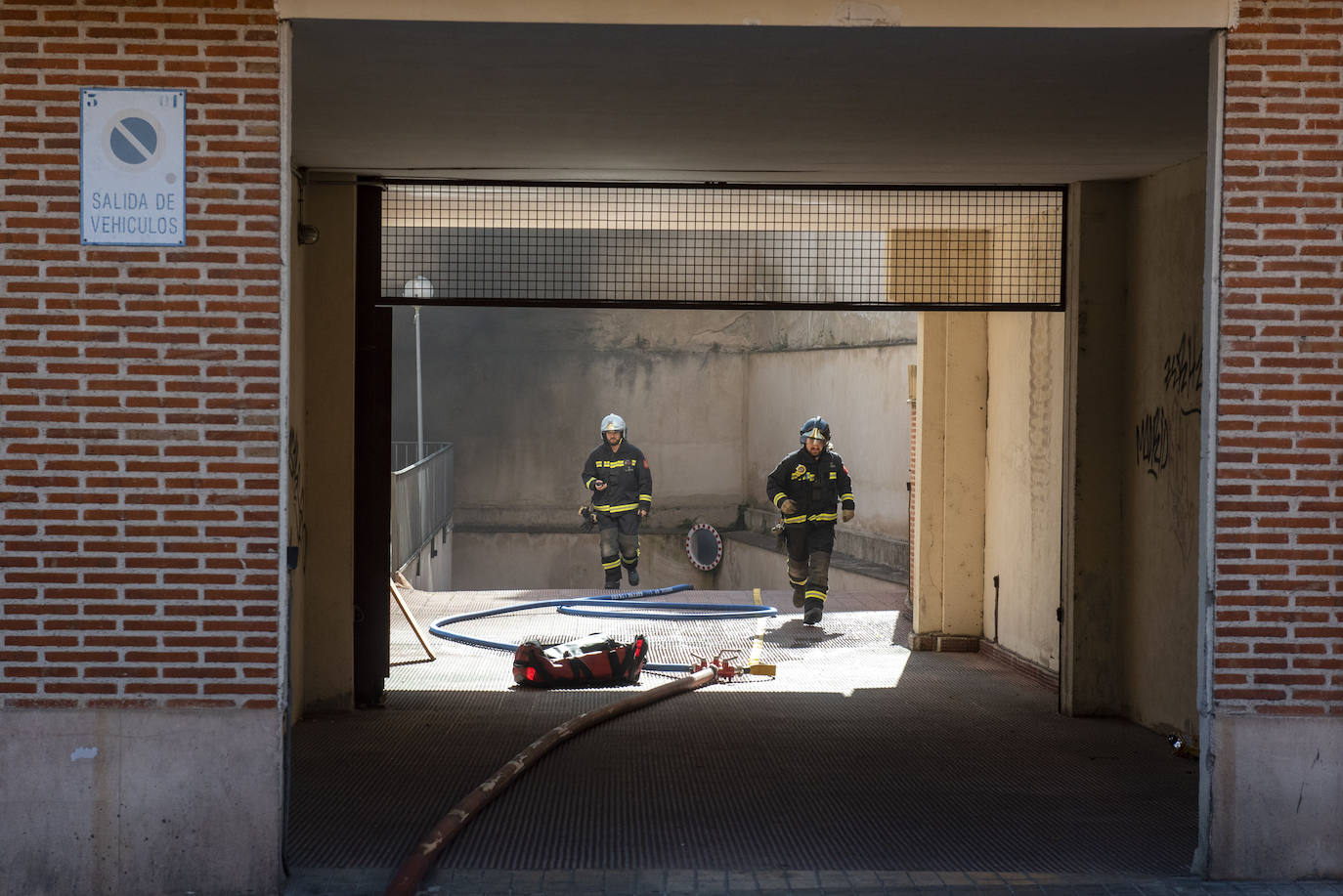 Incendio de un garaje en el barrio de San Millán en Segovia. Los Bomberos han tenido que intervenir y el incidente ha provocado el desalojo de dos edificios y ha causado daños a seis vehículos.