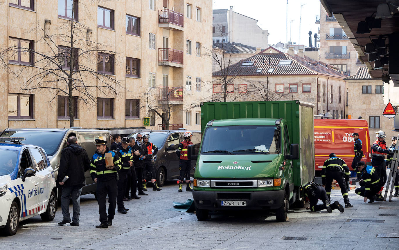 Un hombre de unos 70 años de edad falleció esta mañana tras ser atropellado por un camión de reparto en la Plaza Reina de Salamanca capital.