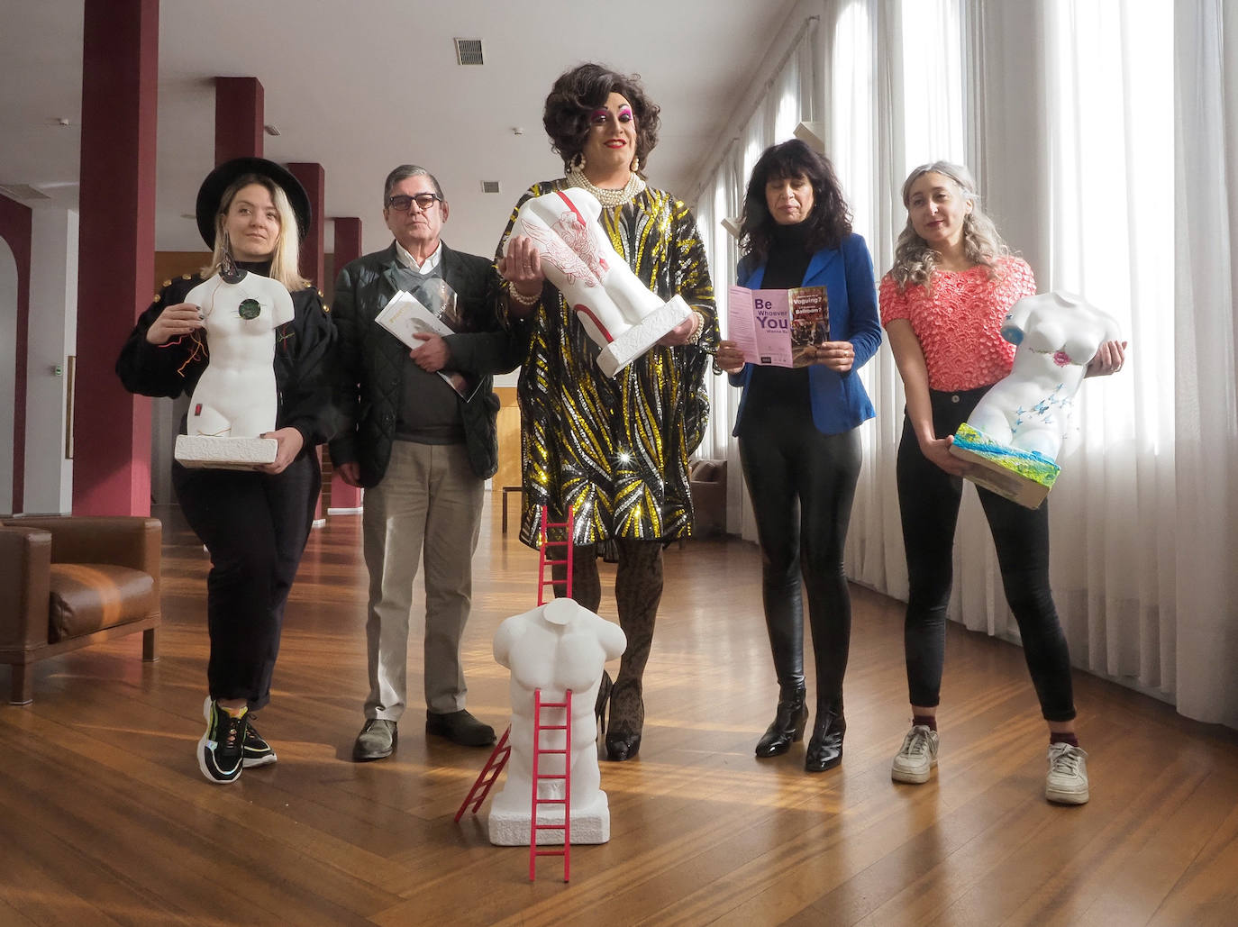 La bailarina-coreógrada Silvi ManneQueen; el actor Héctor Matesanz, y la representante de Sleepwalk Colective Lara Solano, junto a la concejala del Ayuntamiento, Ana Redondo, y el director del Teatro Calderón, José María Viteri, presentan la segunda edición del Festival Meet You Valladolid.