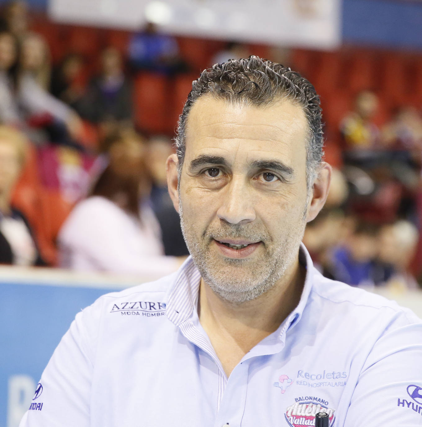 Ambos equipos ofrecieron un extraordinario espectáculo de balonmano sobre el parqué de Huerta del Rey. Ganaron los leoneses porque son más equipo, porque tienen más fondo de armario y porque Cadenas sabe manejar los partidos como nadie, incluyendo en ello el acogotamiento a los árbitros.