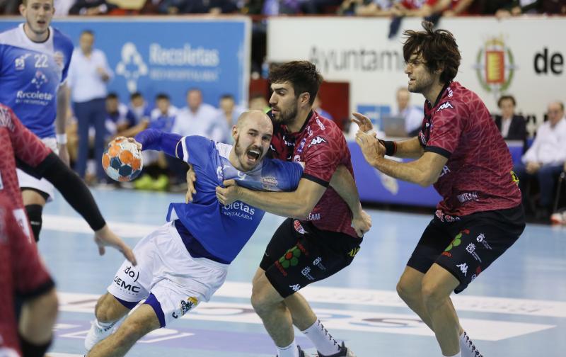 Ambos equipos ofrecieron un extraordinario espectáculo de balonmano sobre el parqué de Huerta del Rey. Ganaron los leoneses porque son más equipo, porque tienen más fondo de armario y porque Cadenas sabe manejar los partidos como nadie, incluyendo en ello el acogotamiento a los árbitros.