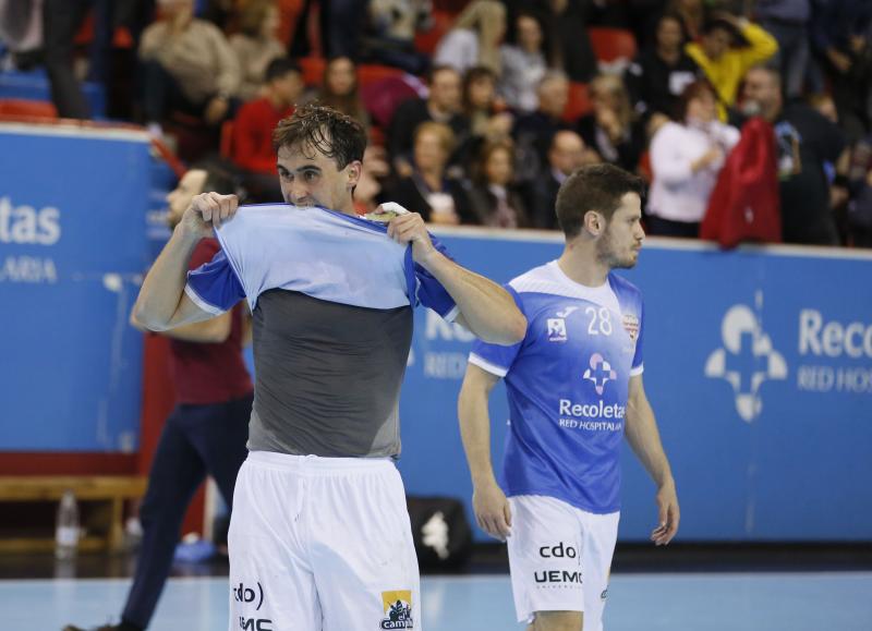 Ambos equipos ofrecieron un extraordinario espectáculo de balonmano sobre el parqué de Huerta del Rey. Ganaron los leoneses porque son más equipo, porque tienen más fondo de armario y porque Cadenas sabe manejar los partidos como nadie, incluyendo en ello el acogotamiento a los árbitros.