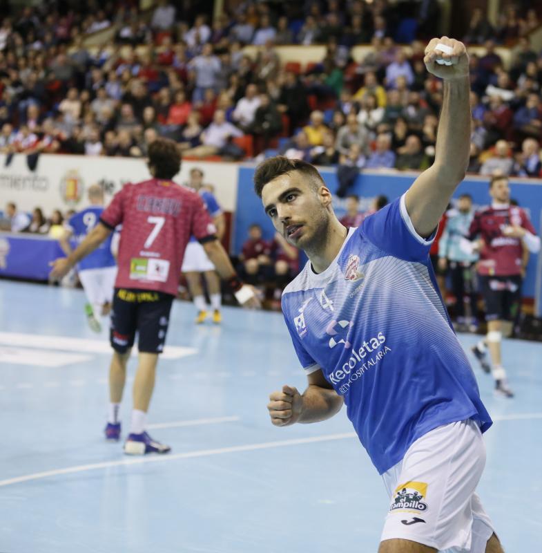 Ambos equipos ofrecieron un extraordinario espectáculo de balonmano sobre el parqué de Huerta del Rey. Ganaron los leoneses porque son más equipo, porque tienen más fondo de armario y porque Cadenas sabe manejar los partidos como nadie, incluyendo en ello el acogotamiento a los árbitros.