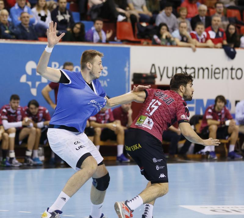 Ambos equipos ofrecieron un extraordinario espectáculo de balonmano sobre el parqué de Huerta del Rey. Ganaron los leoneses porque son más equipo, porque tienen más fondo de armario y porque Cadenas sabe manejar los partidos como nadie, incluyendo en ello el acogotamiento a los árbitros.