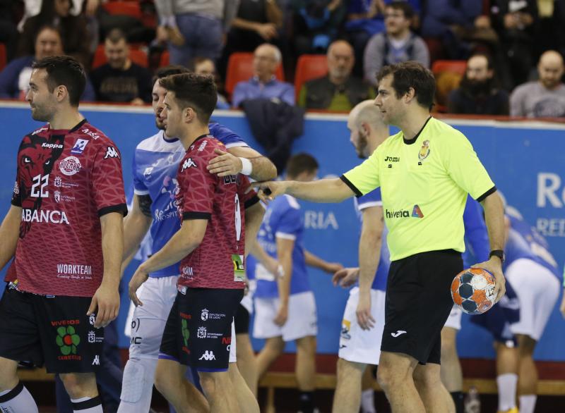 Ambos equipos ofrecieron un extraordinario espectáculo de balonmano sobre el parqué de Huerta del Rey. Ganaron los leoneses porque son más equipo, porque tienen más fondo de armario y porque Cadenas sabe manejar los partidos como nadie, incluyendo en ello el acogotamiento a los árbitros.