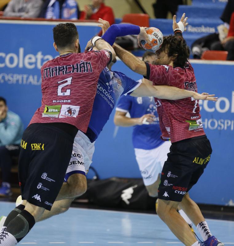 Ambos equipos ofrecieron un extraordinario espectáculo de balonmano sobre el parqué de Huerta del Rey. Ganaron los leoneses porque son más equipo, porque tienen más fondo de armario y porque Cadenas sabe manejar los partidos como nadie, incluyendo en ello el acogotamiento a los árbitros.