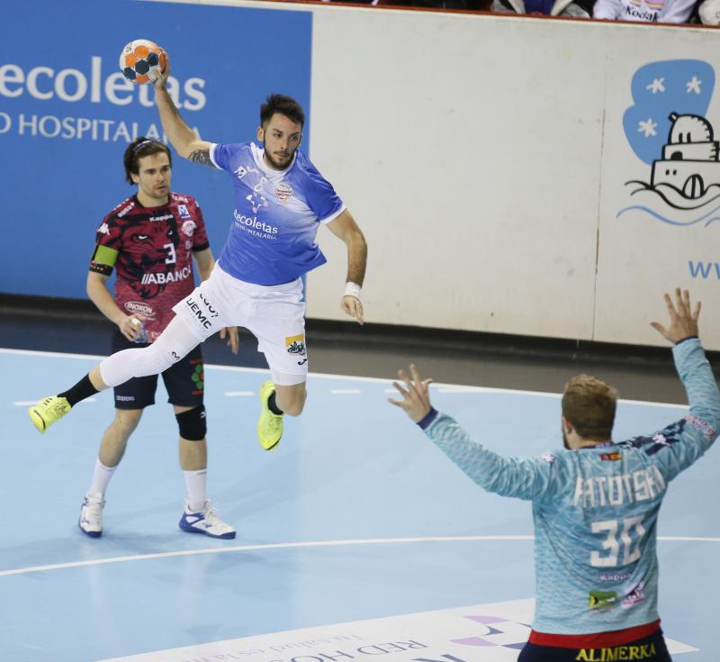 Ambos equipos ofrecieron un extraordinario espectáculo de balonmano sobre el parqué de Huerta del Rey. Ganaron los leoneses porque son más equipo, porque tienen más fondo de armario y porque Cadenas sabe manejar los partidos como nadie, incluyendo en ello el acogotamiento a los árbitros.