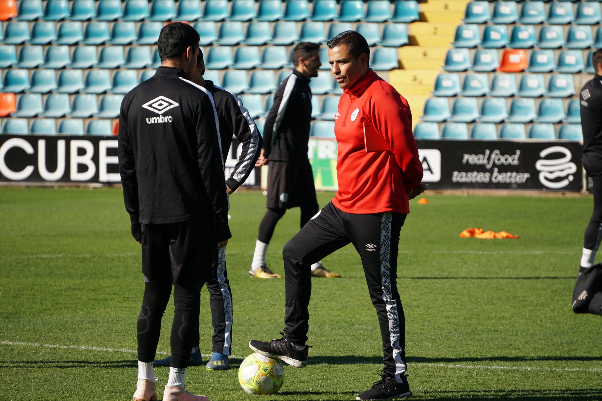 Rafa Dueñas ha dirigido esta mañana el primer entrenamiento del Salamanca CF UDS tras la destitución de Larrazabal. 