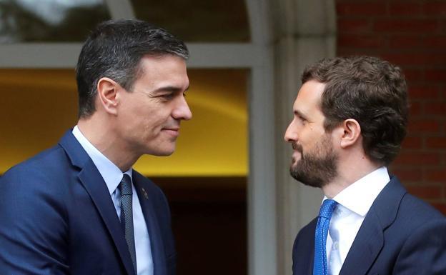 Pedro Sánchez y Pablo Casado, en la reunión celebrada este lunes.