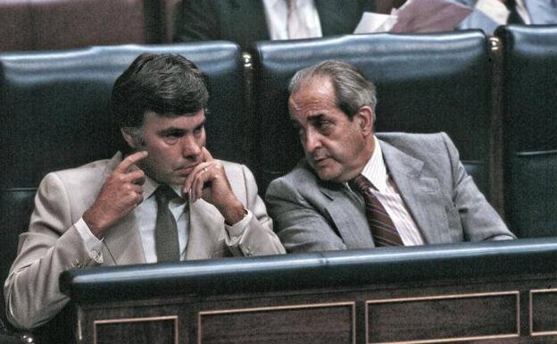 Imagen principal - Fernando Morán junto a Felipe González en el Congreso (arriba); con el Rey Juan Carlos (izquierda); y en una foto de archivo de 2003.