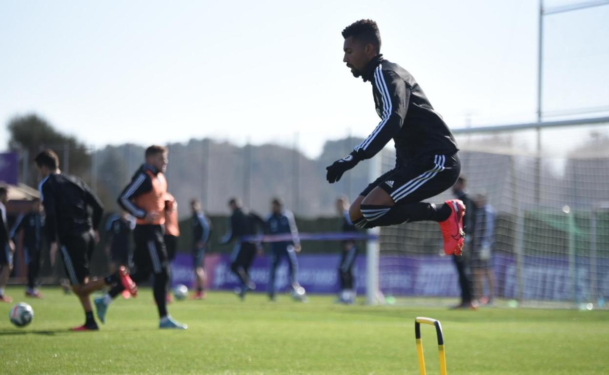 Mattheus Fernandes salta un obstáculo durante la sesión de entrenamiento. 
