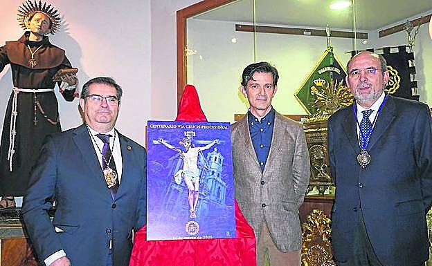 antiago Bellido (centro), autor del dibujo del cartel, junto con dos directivos de la hermandad.