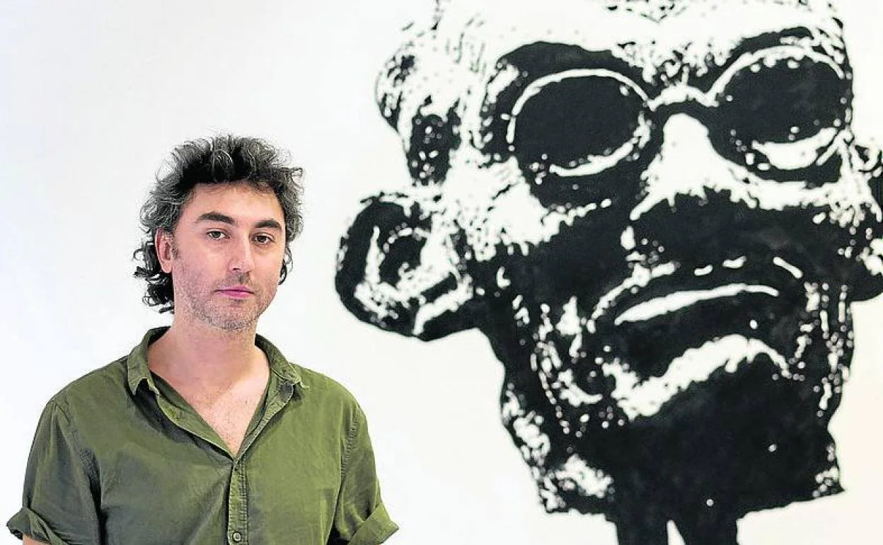 El diseñador gráfico Fede Yankelevich, junto a una de sus obras. 