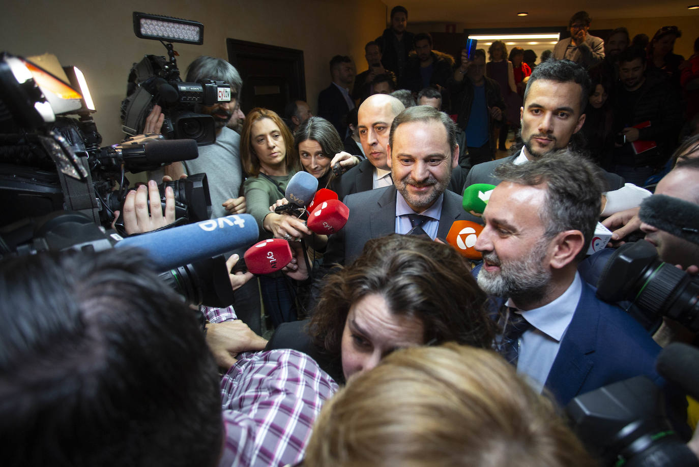 En el patio de butacas se encontraban los sindicatos, universidades, organizaciones agrarias, rivales políticos como Martín Fernández (edil de Cs en Valladolid) y Javier García Bartolomé (concejal de Vox en Valladolid), los vicepresidentes de la Diputación Guzmán Gómez y Víctor Alonso o el alcalde de la ciudad, Óscar Puente.