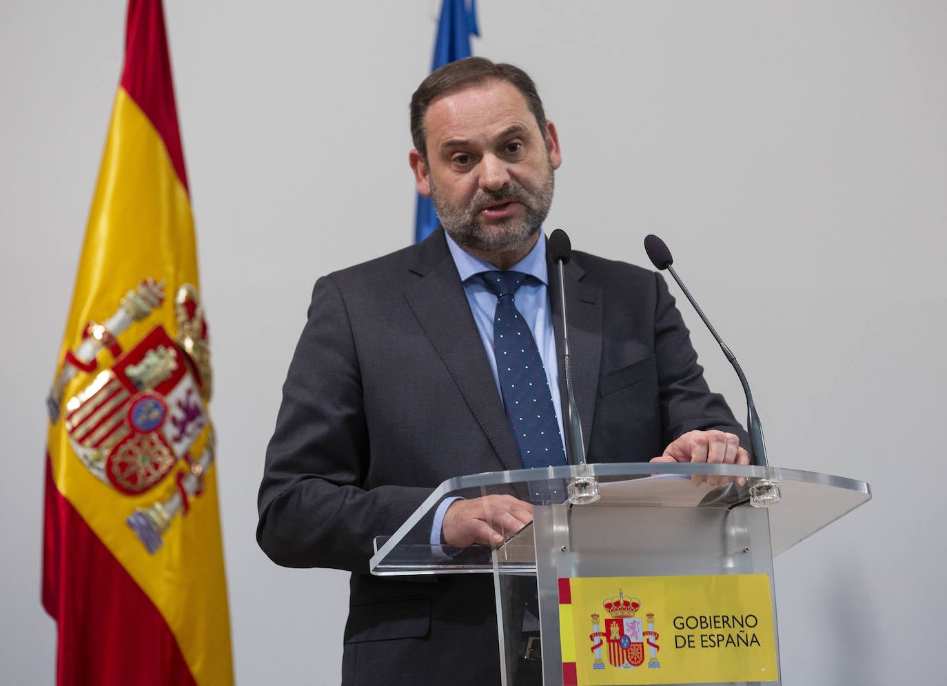 En el patio de butacas se encontraban los sindicatos, universidades, organizaciones agrarias, rivales políticos como Martín Fernández (edil de Cs en Valladolid) y Javier García Bartolomé (concejal de Vox en Valladolid), los vicepresidentes de la Diputación Guzmán Gómez y Víctor Alonso o el alcalde de la ciudad, Óscar Puente.