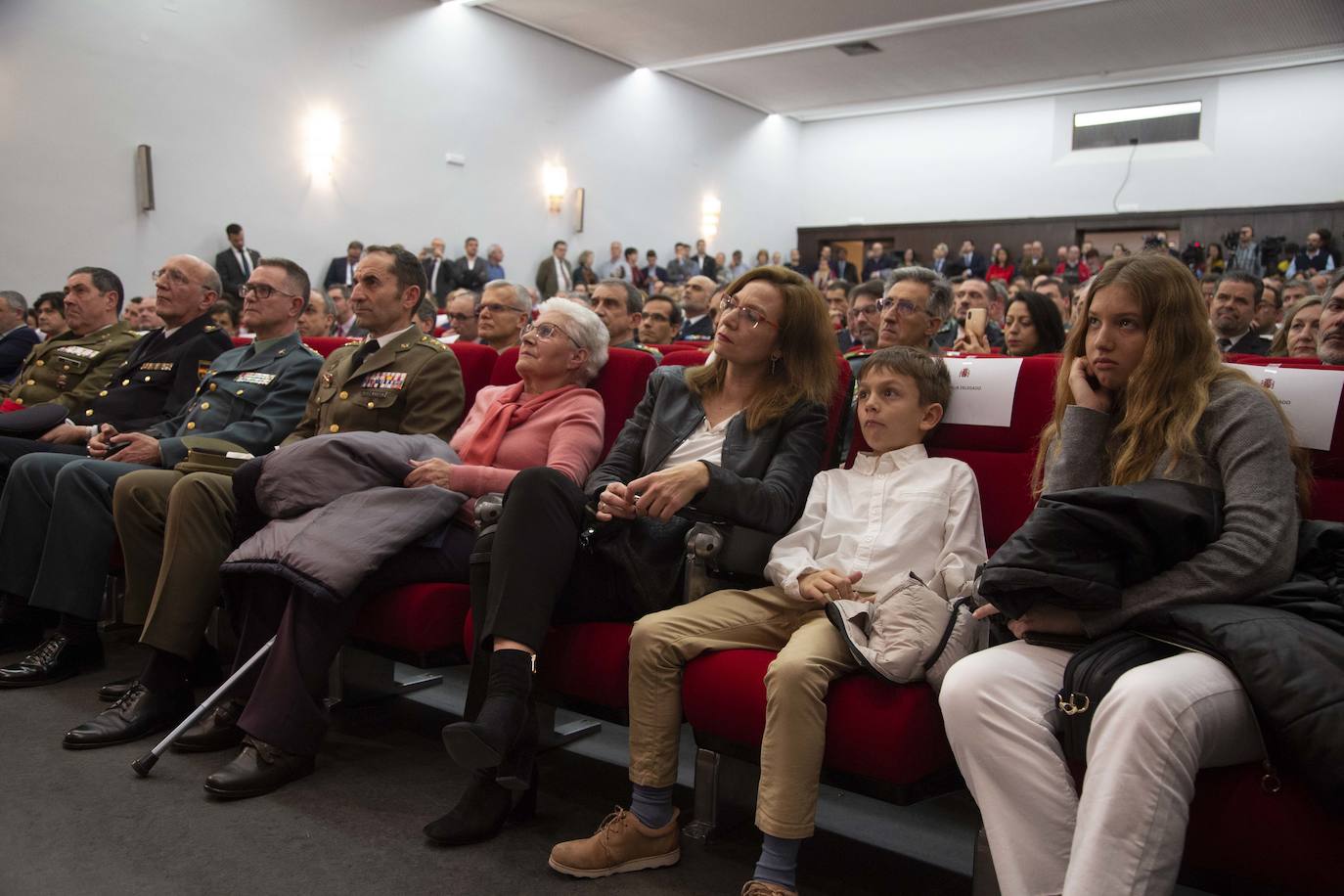 En el patio de butacas se encontraban los sindicatos, universidades, organizaciones agrarias, rivales políticos como Martín Fernández (edil de Cs en Valladolid) y Javier García Bartolomé (concejal de Vox en Valladolid), los vicepresidentes de la Diputación Guzmán Gómez y Víctor Alonso o el alcalde de la ciudad, Óscar Puente.