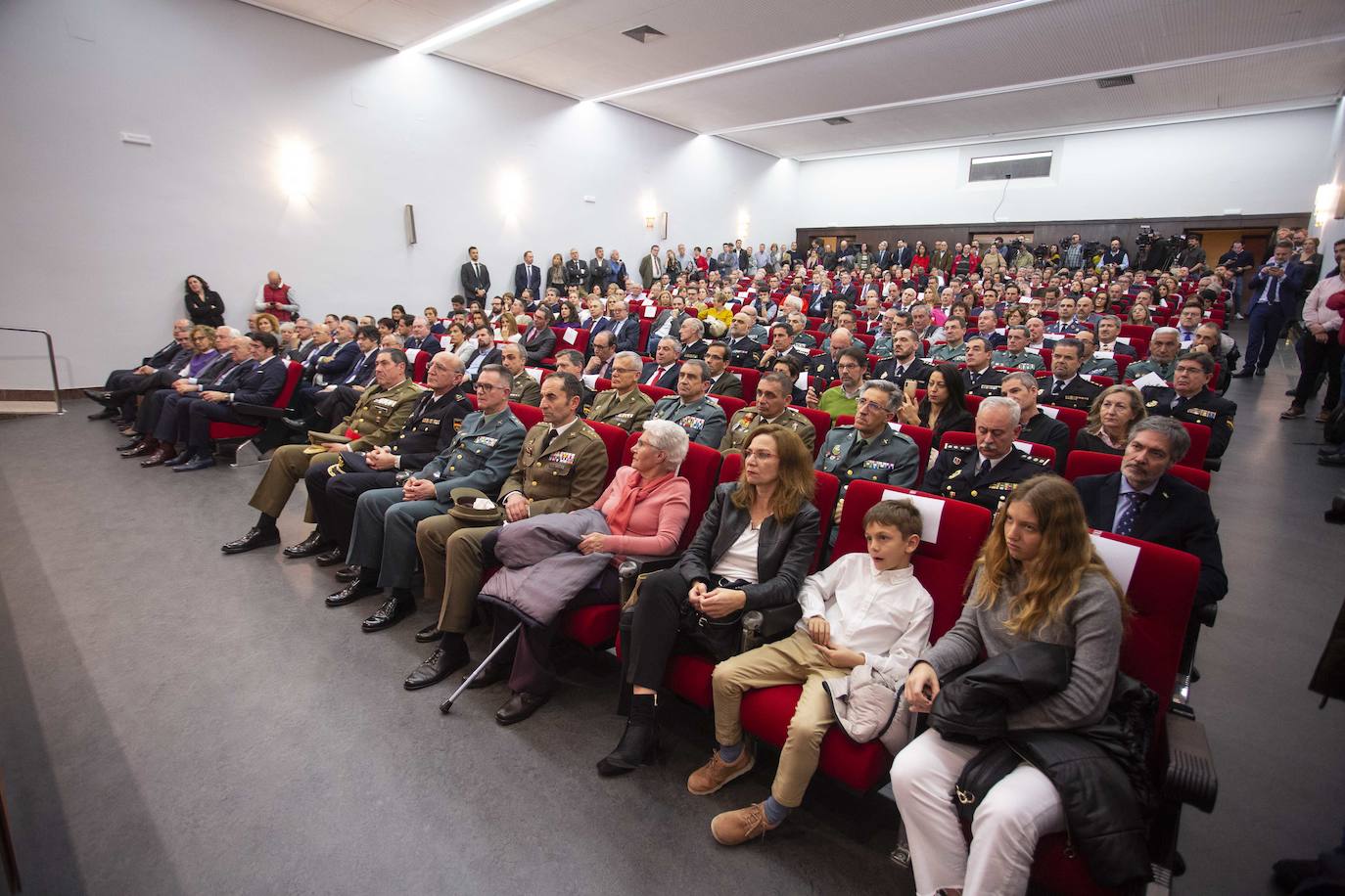 En el patio de butacas se encontraban los sindicatos, universidades, organizaciones agrarias, rivales políticos como Martín Fernández (edil de Cs en Valladolid) y Javier García Bartolomé (concejal de Vox en Valladolid), los vicepresidentes de la Diputación Guzmán Gómez y Víctor Alonso o el alcalde de la ciudad, Óscar Puente.
