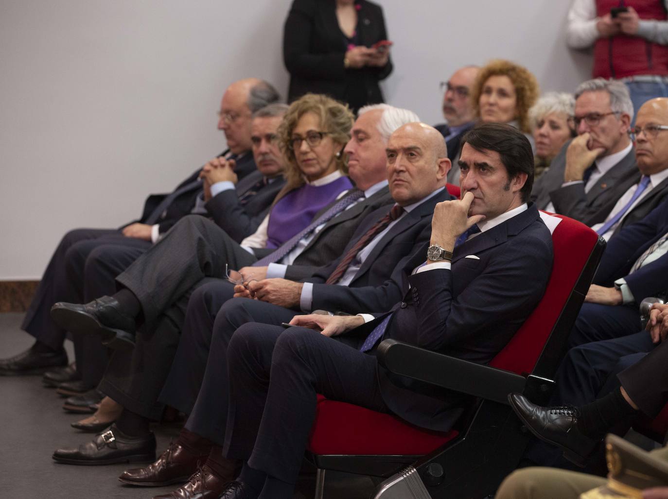 En el patio de butacas se encontraban los sindicatos, universidades, organizaciones agrarias, rivales políticos como Martín Fernández (edil de Cs en Valladolid) y Javier García Bartolomé (concejal de Vox en Valladolid), los vicepresidentes de la Diputación Guzmán Gómez y Víctor Alonso o el alcalde de la ciudad, Óscar Puente.