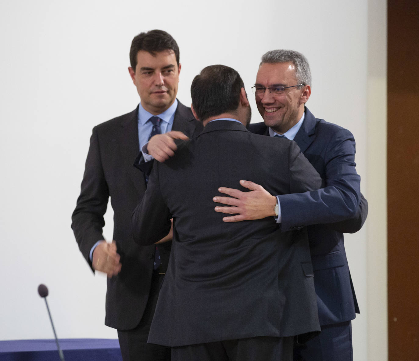 En el patio de butacas se encontraban los sindicatos, universidades, organizaciones agrarias, rivales políticos como Martín Fernández (edil de Cs en Valladolid) y Javier García Bartolomé (concejal de Vox en Valladolid), los vicepresidentes de la Diputación Guzmán Gómez y Víctor Alonso o el alcalde de la ciudad, Óscar Puente.