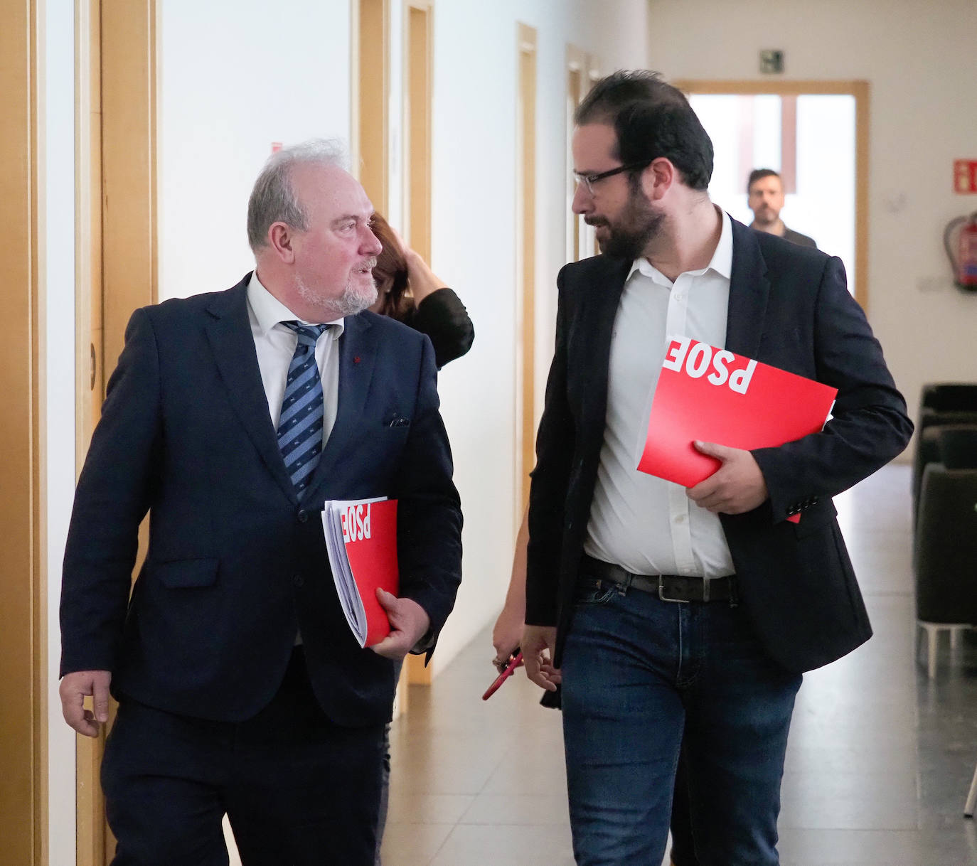 El secretario general del Grupo Parlamentario Socialista en las Cortes de Castilla y León y coordinador del Área de Economía, José Francisco Martín, y el coordinador del Área de Fomento, Ángel Hernández, analizan la situación del caso de los todoterrenos de la Consejería de Fomento y Medio Ambiente. También aportan datos "reales" sobre licitación.de obra pública.