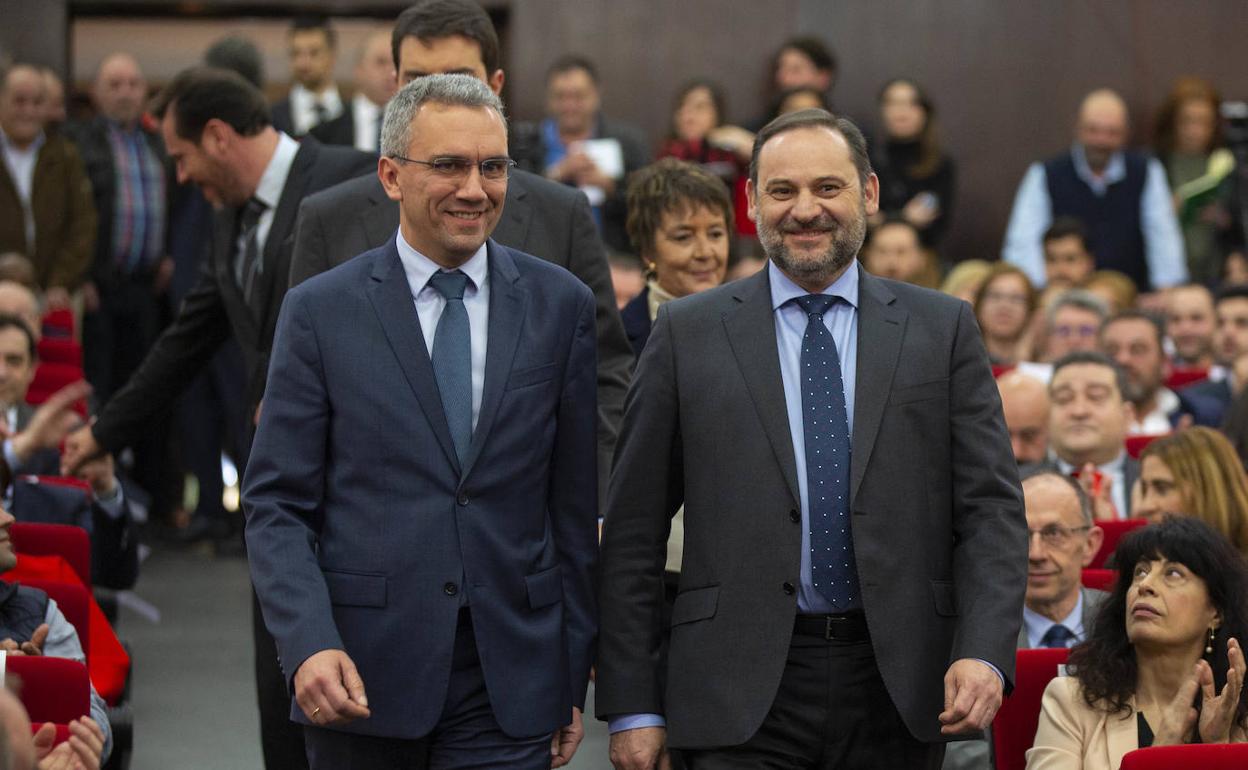 Javier Izquierdo y el ministro José Luis Ábalos, a su llegada al salón de actos de la Delegación del Gobierno. 