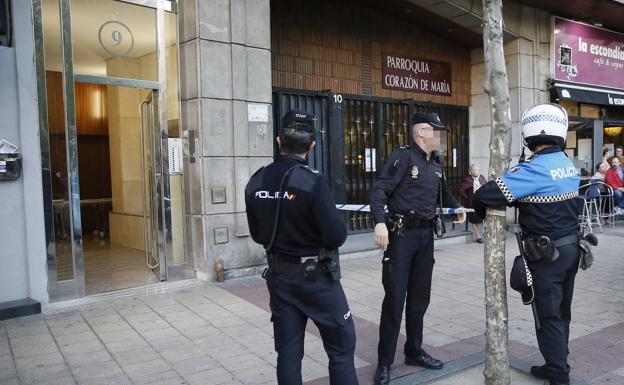 La Policía precinta la entrada a la vivienda de la Circular tras descubrirse el cadáver. 