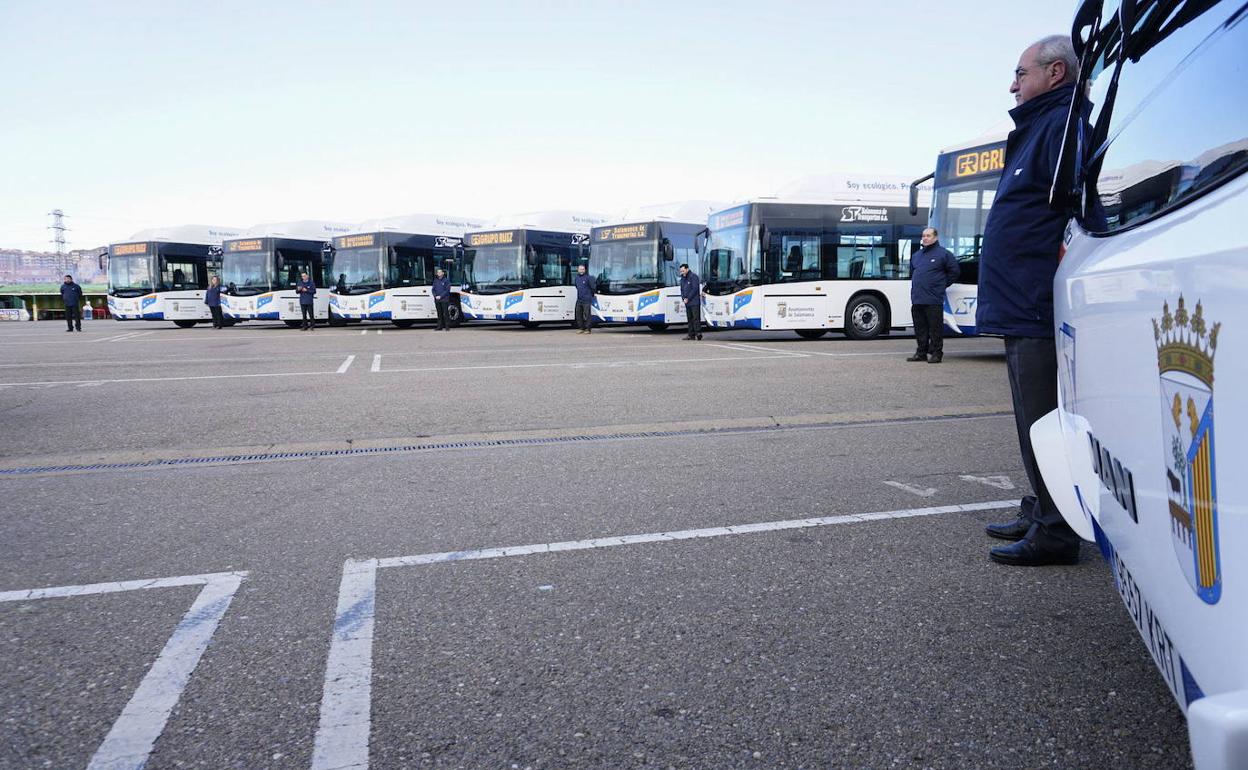 Algunos autobúses de la flota municipal, estacionados en La Aldehuela. 