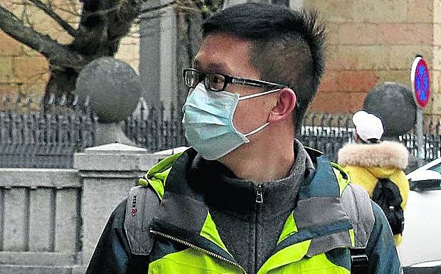 Un turista chino pasea con mascarilla por la Plaza Mayor de Segovia, a finales del pasado mes de enero. 