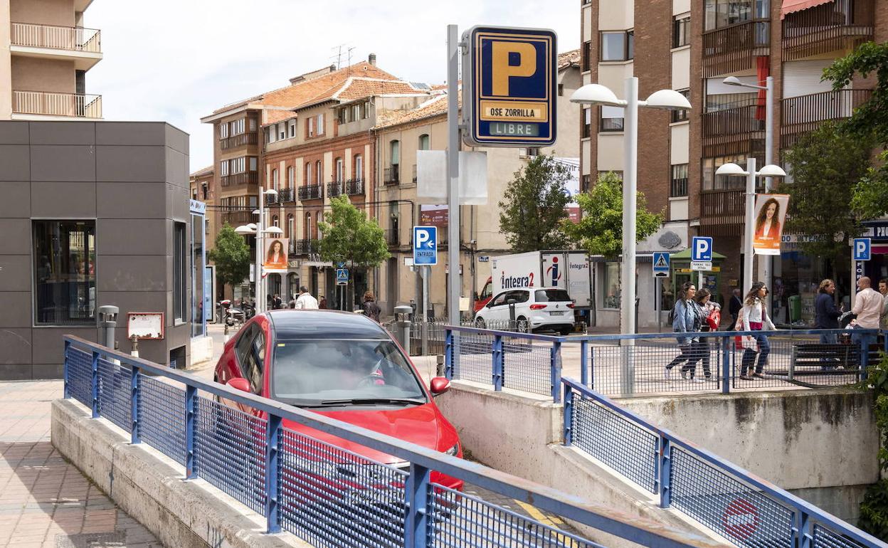 Un coche entra en el 'parking' de José Zorrilla el pasado mes de mayo, cuando se produjo la reapertura. 