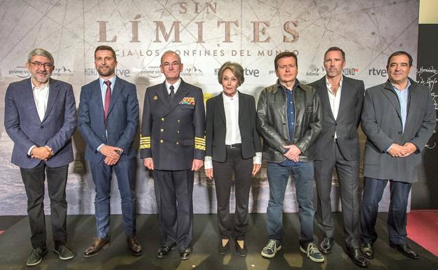 De izquierda a derecha: Fernando López Puig, director de Contenidos RTVE; Ricardo Cabornero, Jefe de adquisición de contenidos de Amazon Prime Vídeo España; Teodoro López Calderón, Almirante General Jefe del Estado Mayor de la Armada; Rosa María Mateo, administradora única RTVE, Simon West, director de 'Sin límites' y los productores bilbaínos Miguel Menéndez de Zubillaga y Fernando Larrondo.